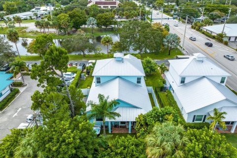 House in Stuart, Florida 5 bedrooms, 237.46 sq.m. № 786790 - photo 9