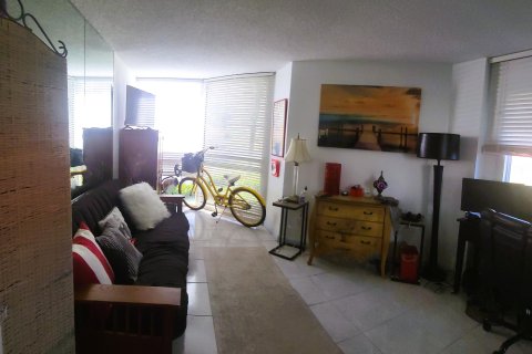 Condo in Hutchinson Island South, Florida, 2 bedrooms  № 977142 - photo 5