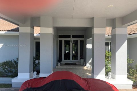 House in Miami, Florida 6 bedrooms, 350.24 sq.m. № 211909 - photo 4