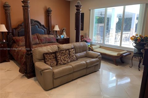 House in Miami, Florida 6 bedrooms, 350.24 sq.m. № 211909 - photo 25