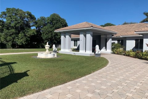 House in Miami, Florida 6 bedrooms, 350.24 sq.m. № 211909 - photo 3