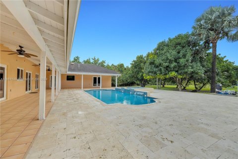 House in Miami, Florida 4 bedrooms, 272.85 sq.m. № 1412388 - photo 2