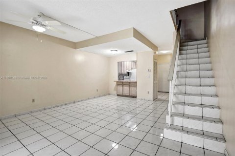 Townhouse in Hialeah, Florida 2 bedrooms, 104.24 sq.m. № 1387826 - photo 13