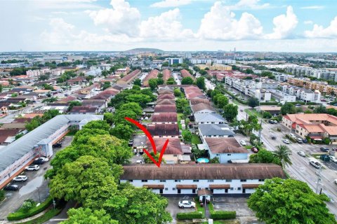 Adosado en venta en Hialeah, Florida, 2 dormitorios, 104.24 m2 № 1387826 - foto 9