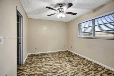 Townhouse in Hialeah, Florida 2 bedrooms, 104.24 sq.m. № 1387826 - photo 16