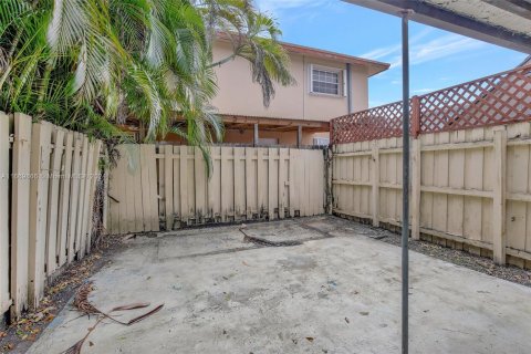 Townhouse in Hialeah, Florida 2 bedrooms, 104.24 sq.m. № 1387826 - photo 28