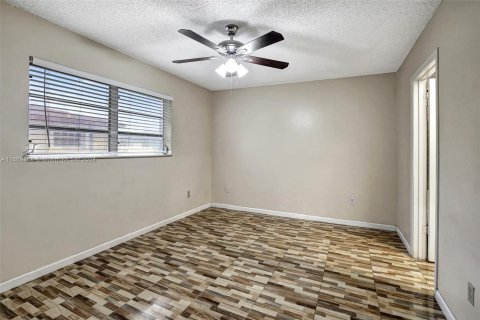 Townhouse in Hialeah, Florida 2 bedrooms, 104.24 sq.m. № 1387826 - photo 25