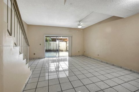 Touwnhouse à vendre à Hialeah, Floride: 2 chambres, 104.24 m2 № 1387826 - photo 2