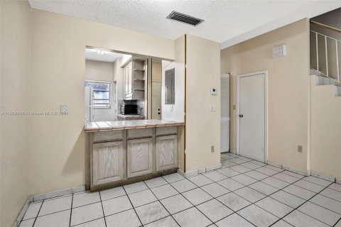 Townhouse in Hialeah, Florida 2 bedrooms, 104.24 sq.m. № 1387826 - photo 14