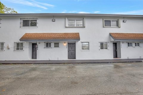 Adosado en venta en Hialeah, Florida, 2 dormitorios, 104.24 m2 № 1387826 - foto 1