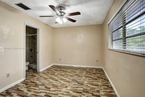 Townhouse in Hialeah, Florida 2 bedrooms, 104.24 sq.m. № 1387826 - photo 18