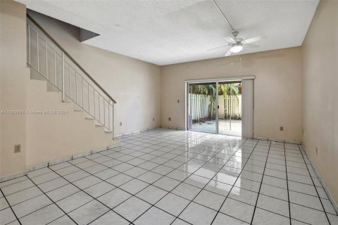 Townhouse in Hialeah, Florida 2 bedrooms, 104.24 sq.m. № 1387826 - photo 12