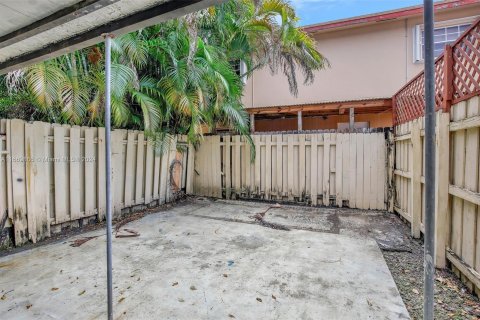 Townhouse in Hialeah, Florida 2 bedrooms, 104.24 sq.m. № 1387826 - photo 29