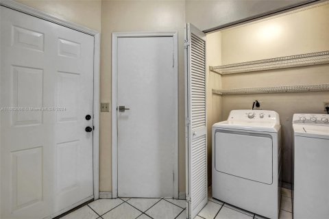 Touwnhouse à vendre à Hialeah, Floride: 2 chambres, 104.24 m2 № 1387826 - photo 15