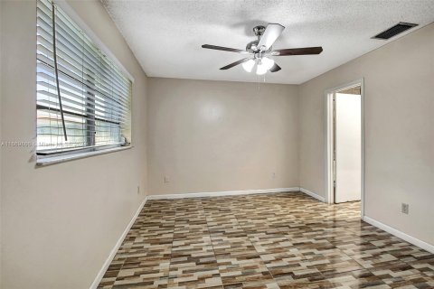 Townhouse in Hialeah, Florida 2 bedrooms, 104.24 sq.m. № 1387826 - photo 24