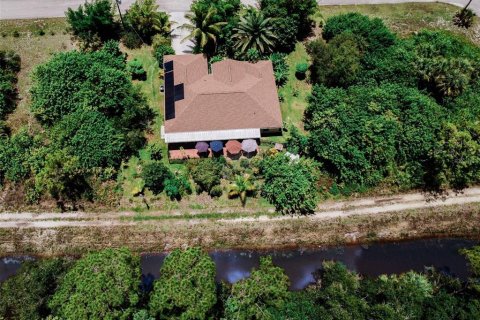 House in Lehigh Acres, Florida 4 bedrooms, 160.63 sq.m. № 1258684 - photo 28