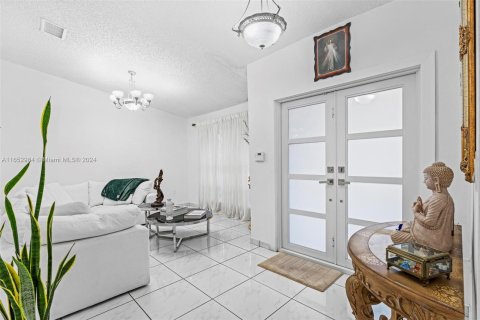 House in Miami, Florida 4 bedrooms, 172.15 sq.m. № 1348130 - photo 4