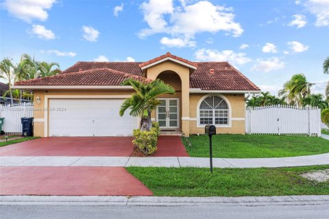 House in Miami, Florida 4 bedrooms, 172.15 sq.m. № 1348130 - photo 1