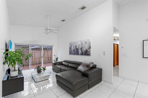 House in Miami, Florida 4 bedrooms, 172.15 sq.m. № 1348130 - photo 6