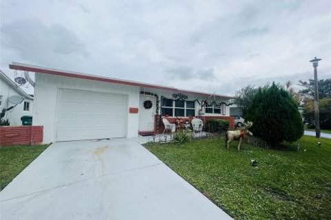 House in Margate, Florida 2 bedrooms, 117.15 sq.m. № 945818 - photo 2
