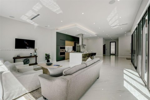 House in Miami, Florida 5 bedrooms, 363.43 sq.m. № 1153429 - photo 20