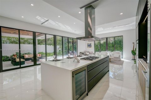 House in Miami, Florida 5 bedrooms, 363.43 sq.m. № 1153429 - photo 18