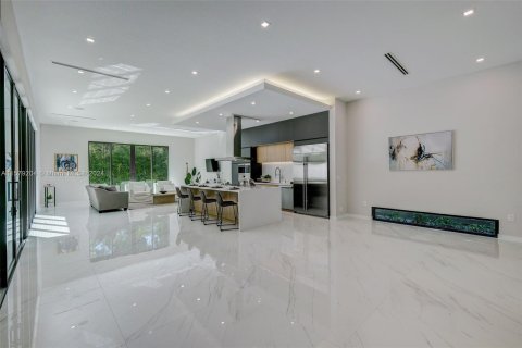 House in Miami, Florida 5 bedrooms, 363.43 sq.m. № 1153429 - photo 13