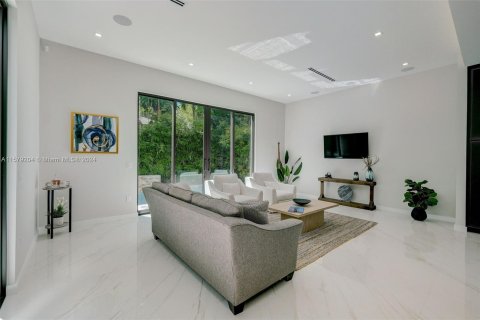 House in Miami, Florida 5 bedrooms, 363.43 sq.m. № 1153429 - photo 21