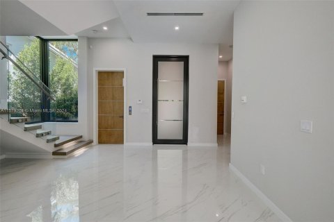 House in Miami, Florida 5 bedrooms, 363.43 sq.m. № 1153429 - photo 9