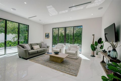 House in Miami, Florida 5 bedrooms, 363.43 sq.m. № 1153429 - photo 19