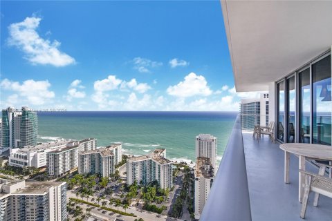 Condo in Hollywood, Florida, 2 bedrooms  № 1330229 - photo 11