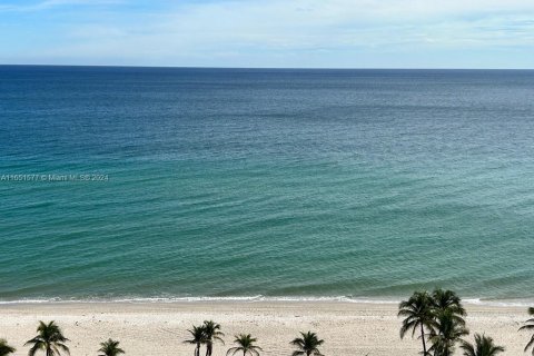 Condo in Hallandale Beach, Florida, 2 bedrooms  № 1333714 - photo 7