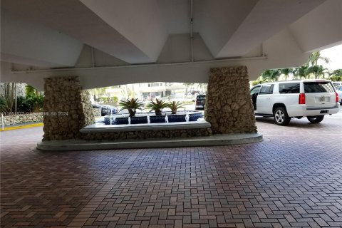 Condo in Hallandale Beach, Florida, 2 bedrooms  № 1333714 - photo 18