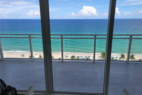 Condo in Hallandale Beach, Florida, 2 bedrooms  № 1333714 - photo 10