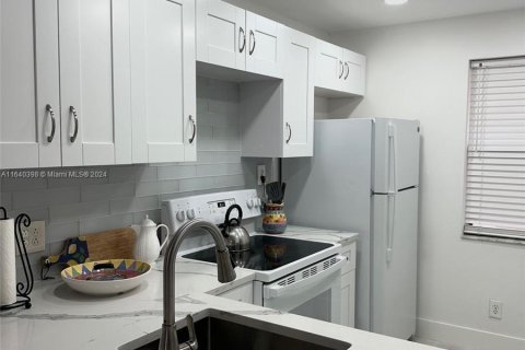 Condo in Sunrise, Florida, 2 bedrooms  № 1316577 - photo 1