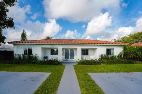 Casa en venta en Biscayne Park, Florida, 5 dormitorios, 232.07 m2 № 858530 - foto 1
