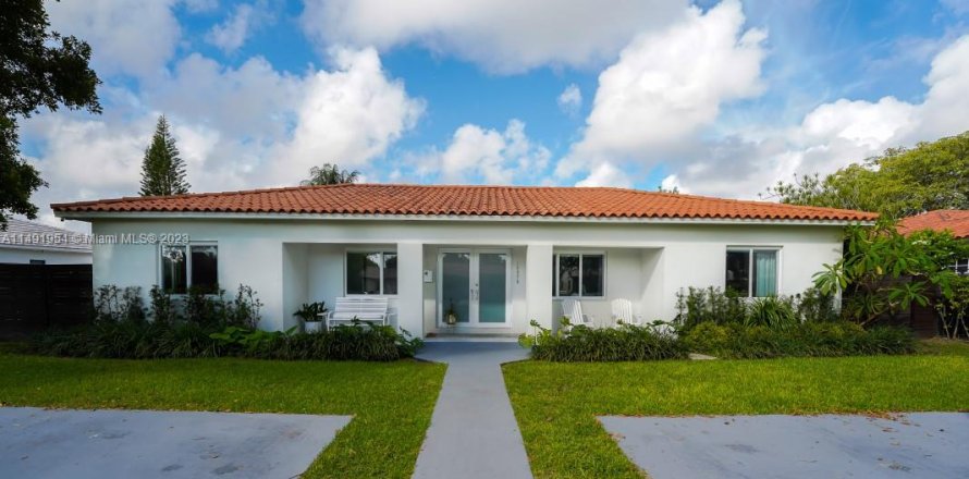 Casa en Biscayne Park, Florida 5 dormitorios, 232.07 m2 № 858530