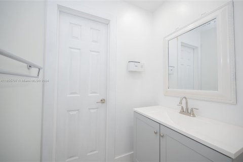 Townhouse in Hialeah, Florida 2 bedrooms, 86.58 sq.m. № 1355191 - photo 9