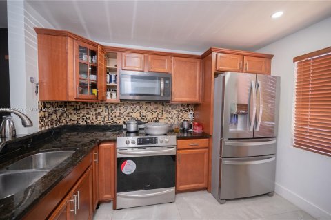 Townhouse in Hialeah, Florida 2 bedrooms, 86.58 sq.m. № 1355191 - photo 5