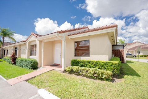 Townhouse in Hialeah, Florida 2 bedrooms, 86.58 sq.m. № 1355191 - photo 1