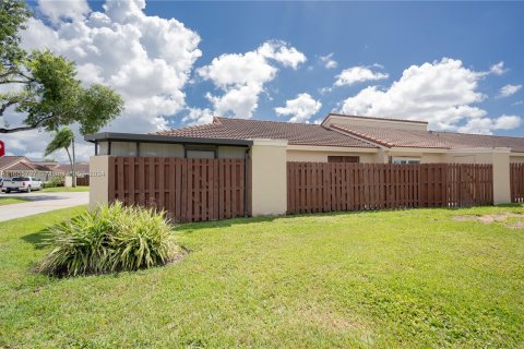 Townhouse in Hialeah, Florida 2 bedrooms, 86.58 sq.m. № 1355191 - photo 18