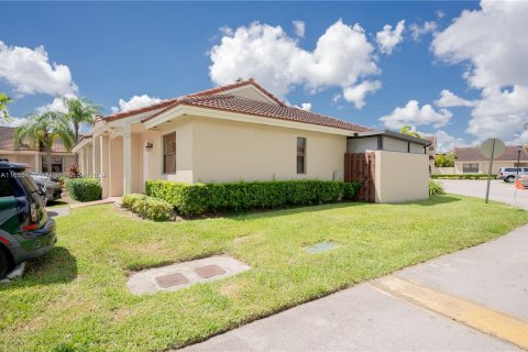 Townhouse in Hialeah, Florida 2 bedrooms, 86.58 sq.m. № 1355191 - photo 17