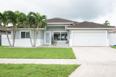 House in Miami, Florida 3 bedrooms, 163.14 sq.m. № 1347712 - photo 1