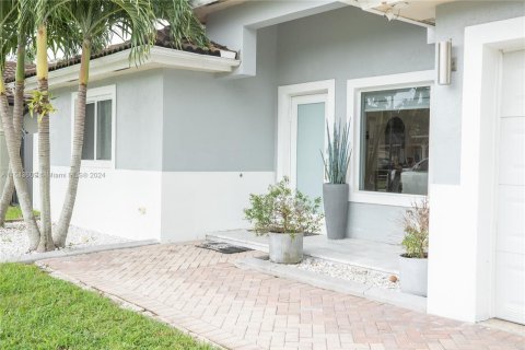 House in Miami, Florida 3 bedrooms, 163.14 sq.m. № 1347712 - photo 3