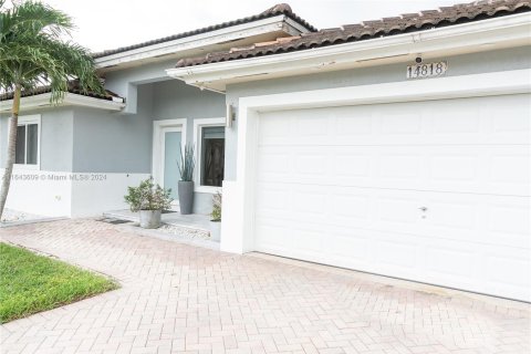 House in Miami, Florida 3 bedrooms, 163.14 sq.m. № 1347712 - photo 2