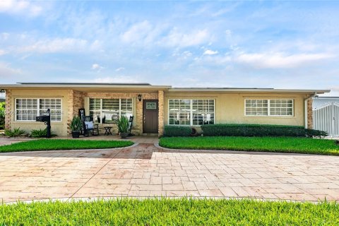 Villa ou maison à vendre à Hialeah, Floride: 5 chambres, 202.53 m2 № 1347692 - photo 1