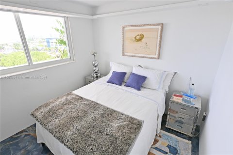 Condo in Miami Beach, Florida, 1 bedroom  № 1347693 - photo 25