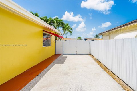 House in Miami, Florida 4 bedrooms, 172.98 sq.m. № 1272562 - photo 4