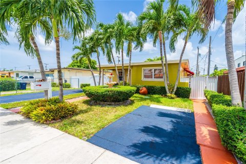 House in Miami, Florida 4 bedrooms, 172.98 sq.m. № 1272562 - photo 3