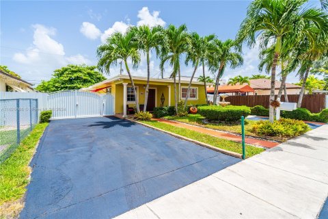 House in Miami, Florida 4 bedrooms, 172.98 sq.m. № 1272562 - photo 2